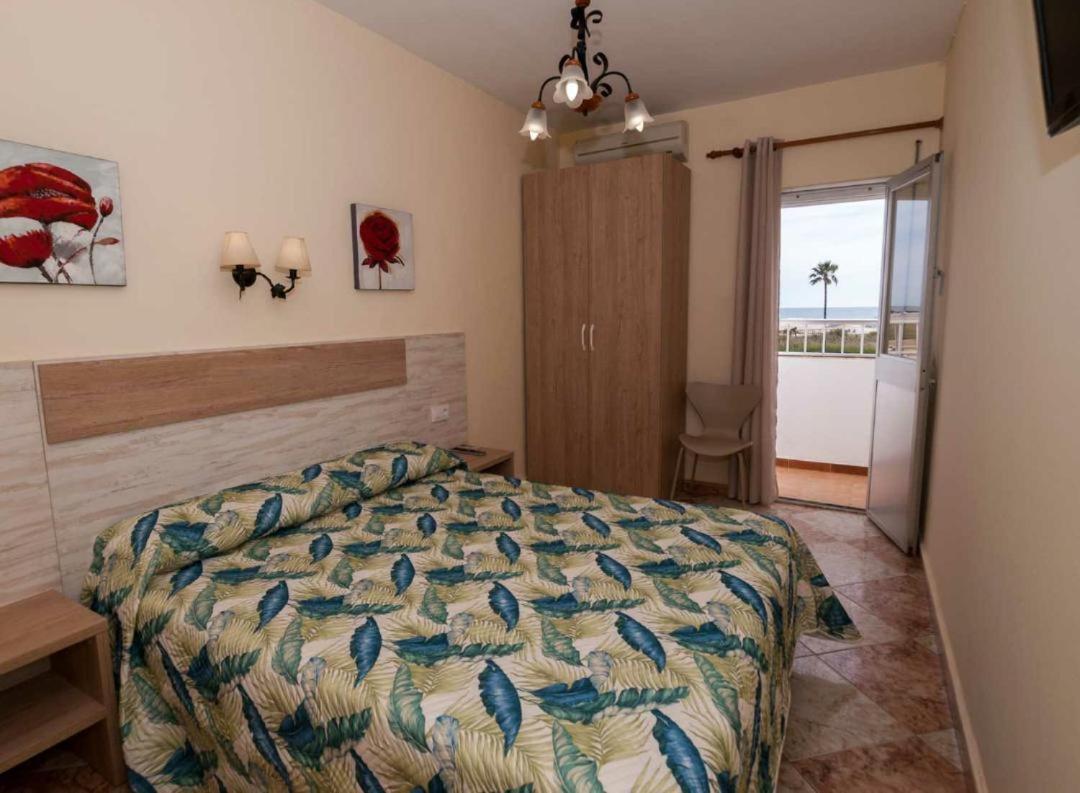 Hostal Sonrisa Del Mar コニル・デ・ラ・フロンテラ エクステリア 写真